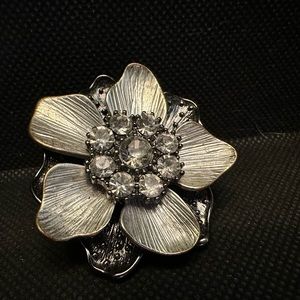 Stretchy flower ring